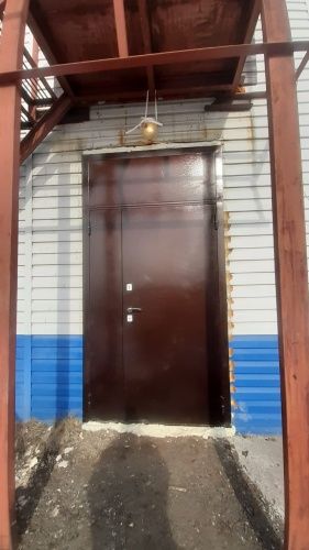 Двухстворчатая высокая уличная дверь с фрамугой, нажимная ручка (металл-металл) фото 3 Двухстворчатая высокая уличная дверь с фрамугой, нажимная ручка (металл-металл) фото 3