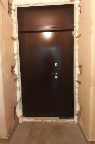 Двухстворчатая высокая уличная дверь с фрамугой, нажимная ручка (металл-металл) фото 2 Двухстворчатая высокая уличная дверь с фрамугой, нажимная ручка (металл-металл) фото 2