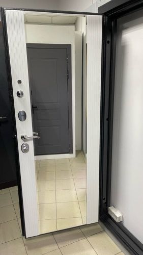 Входная дверь с большим зеркалом Эталон М-5 Черный букле-Белый снег (зеркало) фото 2 Входная дверь с большим зеркалом Эталон М-5 Черный букле-Белый снег (зеркало) фото 2